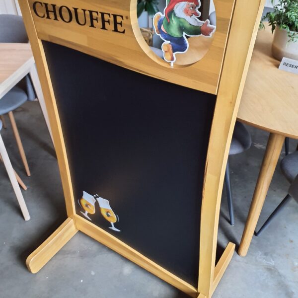 Chouffe pavement sign in field integration